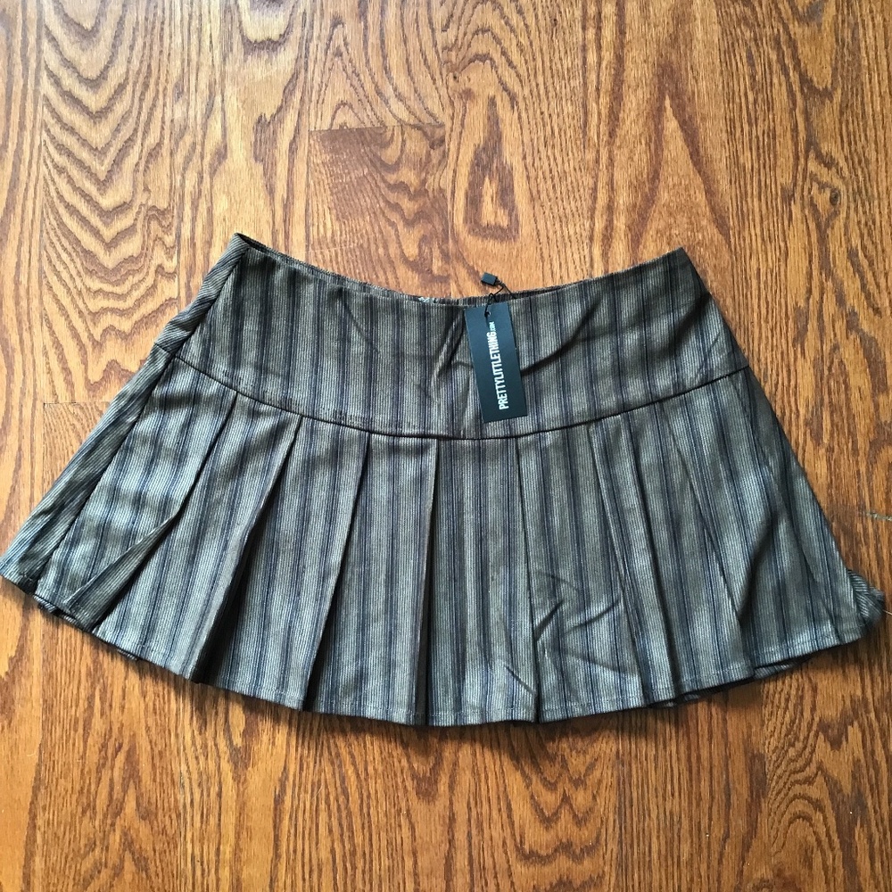 PRETTYLITTLETHING  CHOCOLATE PINSTRIPE PLEATED MINI SKIRT